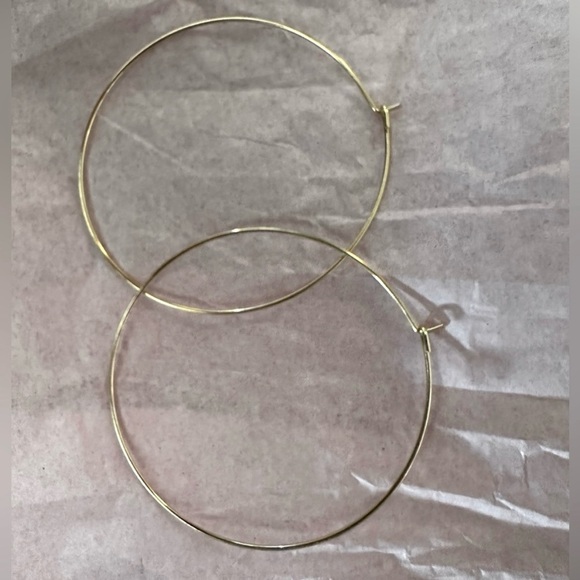 💗 Gold Wire Hoop Lightweight Earrings 1 1/2” NEW - Picture 2 of 5